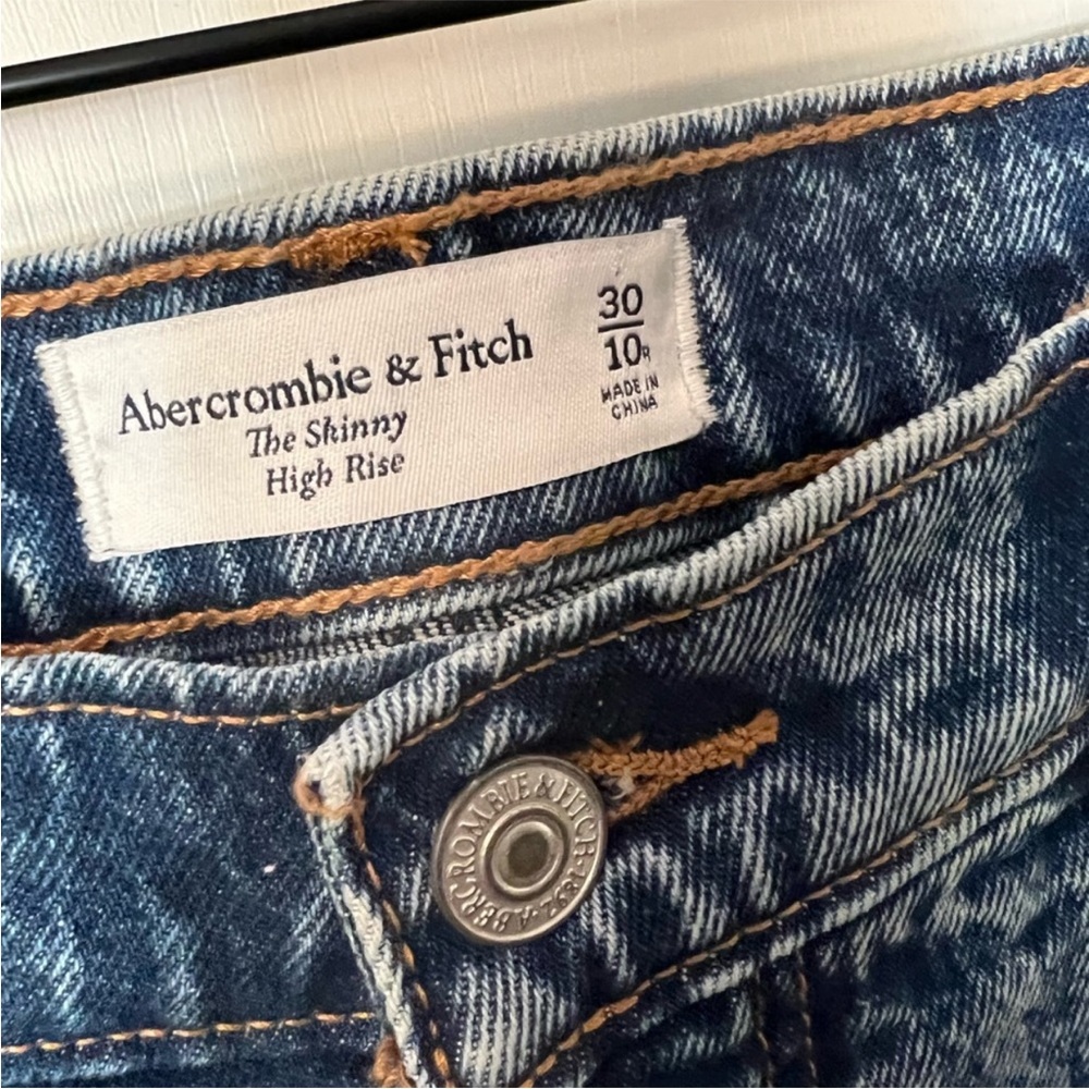 ABERCROMBIE & FITCH High-Rise Skinny Jeans in distressed size 10